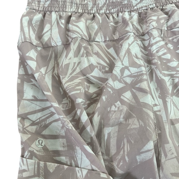 Lululemon Spring Break Away Short Stretch Shadow Leaf Light Ivory Muse Size 6 - Picture 7 of 7